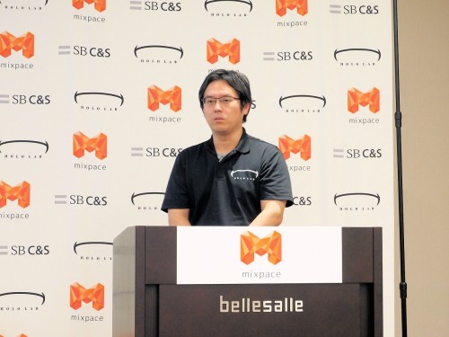 mixpaceのiPad版発売について記者会見するホロラボ代表取締役CEOの中村薫氏
