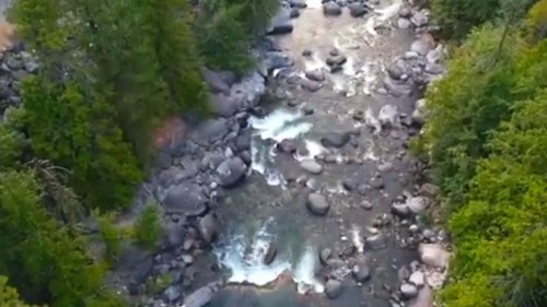 自然の石が転がる渓流のイメージ（以下の写真、資料：オリエンタルコンサルタンツ、スカイマティクス）