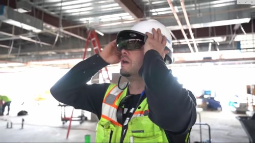 初代HoloLensはヘルメットをかぶるとずり落ちそうになるため、現場では両手で支えて使う姿がよく見られた（以下の写真、資料：ニコン・トリンブル）