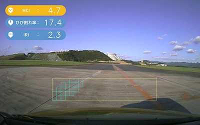 ドラレコで撮影した空港内駐機エリアの分析画像。青い四角が損傷検知箇所