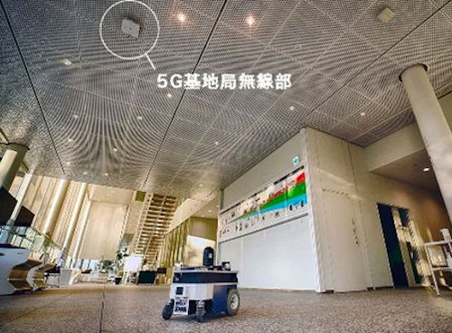 センターの天井には、ローカル5G回線用のアンテナが設置されており、ロボットで収集したデータをリアルタイムで送受信できる