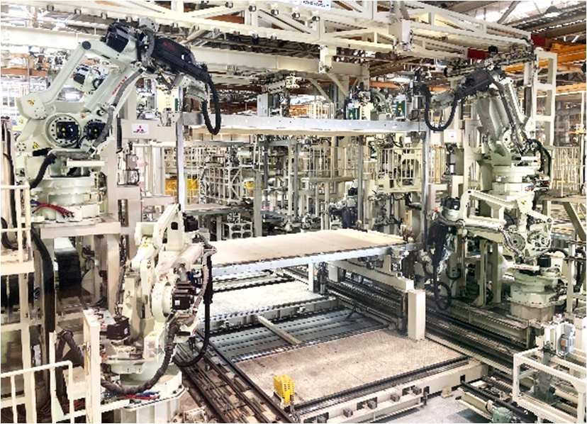 ユニット構造体を組み立てる大型溶接ロボット（以下の写真、資料：積水化学工業）●