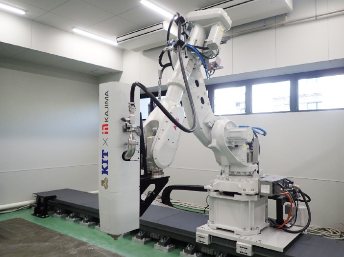 金沢工業大学のキャンパス内に設立された「KIT×KAJIMA 3D Printing Lab」に導入されたロボットアーム式3Dプリンター（写真：金沢工業大学）