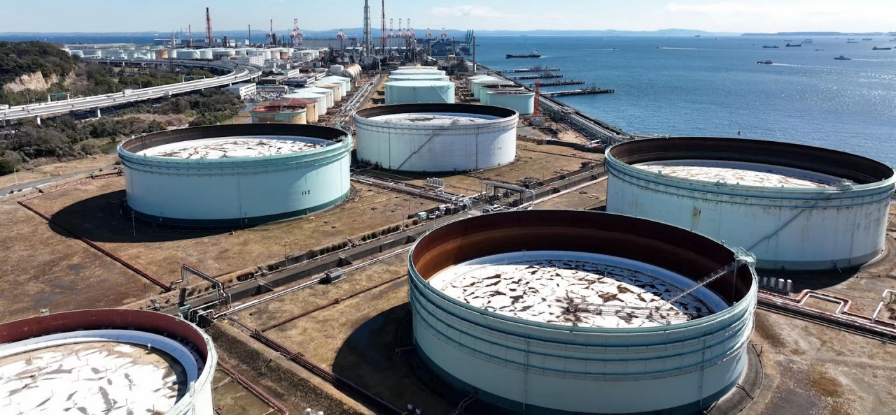 ENEOS 根岸製油所に立ち並ぶ石油タンク（以下の資料：アイ・ロボティクス）