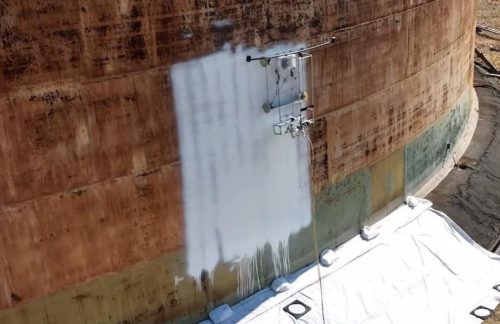 足場を使わずにタンクを塗装する外壁吸着ロボット