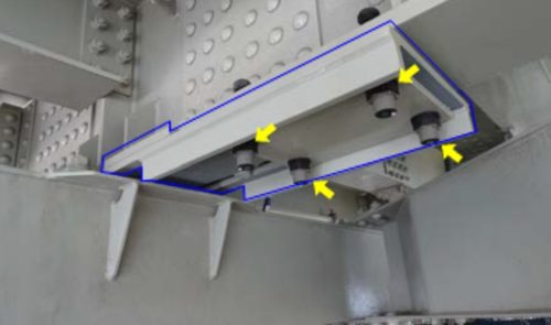 地震時に摩擦力で揺れを抑制する「床組み固定装置」（青枠部分）。矢印は摩擦力を制御する締め付けボルト