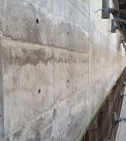 コンクリート表面に表れた打ち重ね線や気泡は、"コンクリの履歴書"と言える（以下の写真、資料：鹿島）