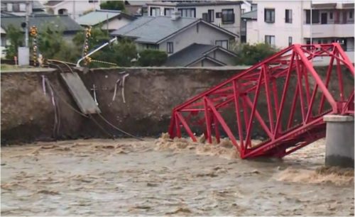2019年10月13日、令和元年東日本台風で落橋した千曲川橋梁（以下の写真、資料：東急建設）