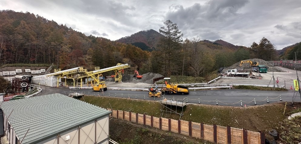 携帯電話の圏外にある北海道新幹線 渡島トンネル上二股工区の現場（以下の写真、資料：KDDI）