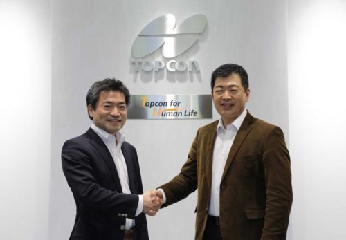 パートナーシップを締結したSynspectiveの代表取締役CEO、新井元行氏（左）と、トプコンポジショニングアジア　代表取締役社長の海野勝博氏（右）