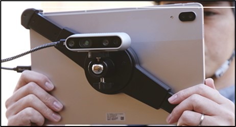 タブレットの背面には、デプスカメラが取り付けられている