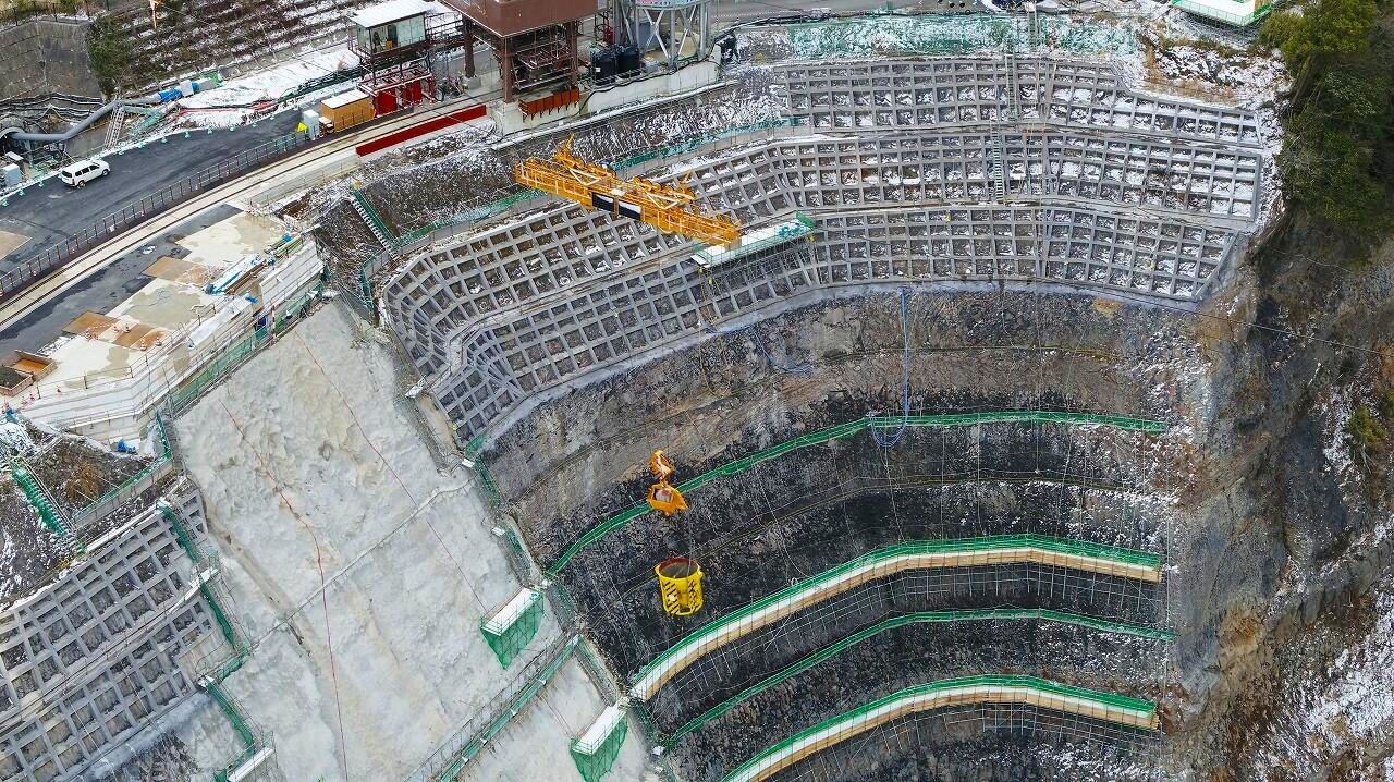 熊本県内の立野ダム建設現場で行われている、ケーブルクレーンによるダムコンクリートの打設作業（写真：西松建設）