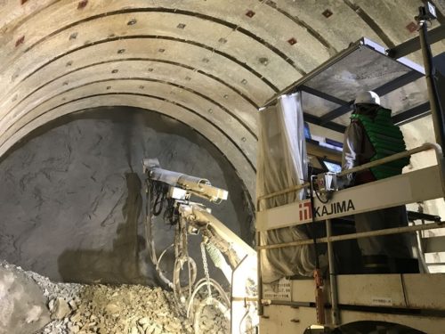 山岳トンネルの発破掘削後に行われる吹き付けコンクリート工（以下の写真、資料：鹿島）