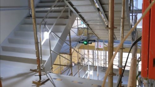 東洋建設が施工中の（仮称）東京情報デザイン専門大学新設工事（東京都江戸川区小松川）の階段部分を移動するドローン（写真：センシンロボティクス）