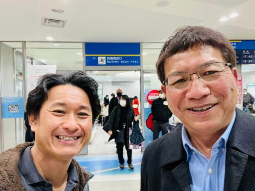 和歌山県内での取材のため、南紀白浜空港に到着したイエイリ（右）を、出迎えていただいた岡田さん（左）とツーショット。空港会社の社長ですが、気さくな人柄で顔見知りの到着客たちに声をかけられていました（写真：家入龍太）