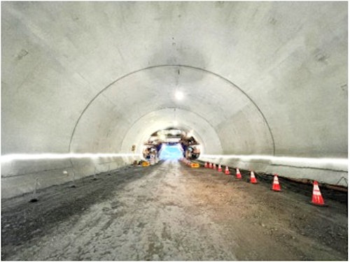 覆工コンクリート打設後のトンネル内面（以下の写真、資料：鹿島）