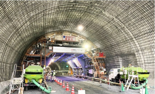 大津大石トンネル工事に導入した「全自動トンネル覆工コンクリート打設システム」の全景