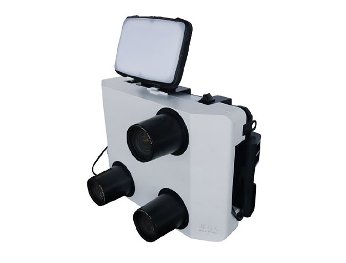 配筋検査システム「写らく」で使用する3眼3Dカメラ。上部に付いているものはLED照明器で取り外し可能