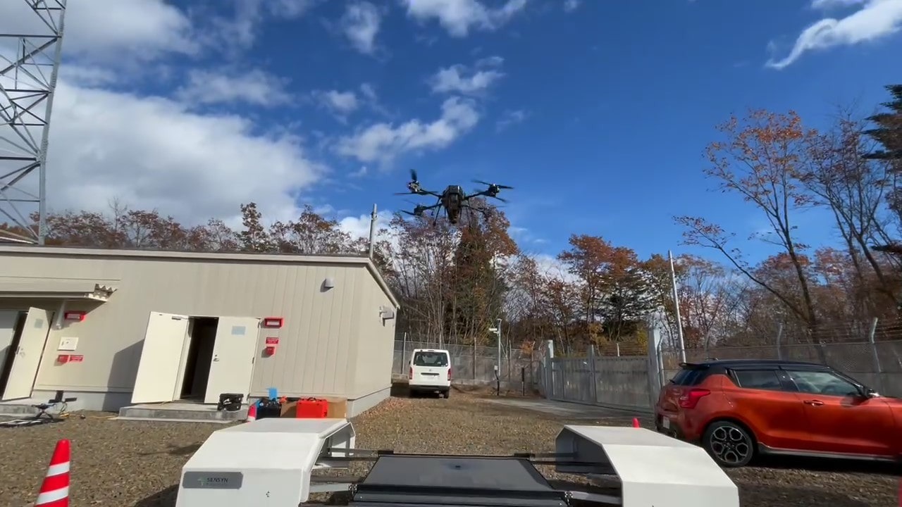 ドローンの"家"となる「SENSYN Drone Hub」。着陸後はカバーが自動的に閉まり、自動離着陸や自動充電、撮影データの自動転送などが行える