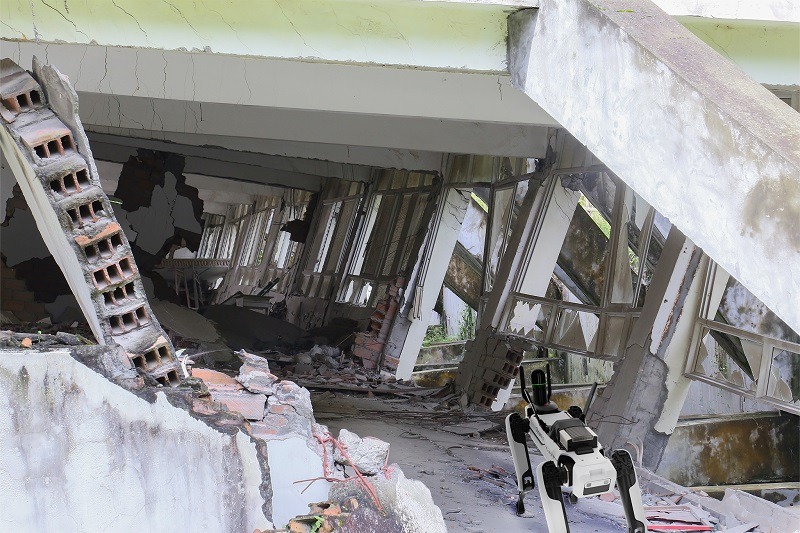 地震などで倒壊の危険があるビルの中も遠隔操作によって、安全に点群を取得できる