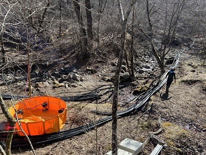 群馬県の山間部にある現場に設置された地熱調査用の取水設備（以下の写真：クリーク･アンド･リバー）
