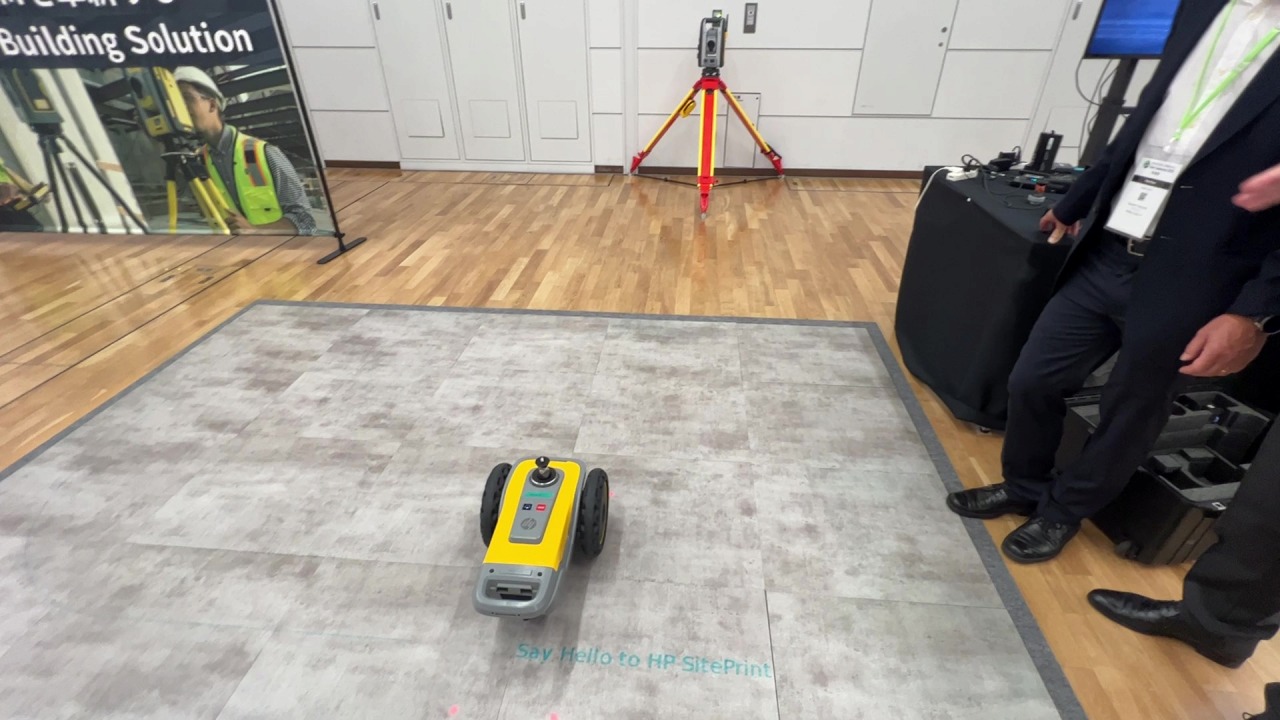 ニコン・トリンブル主催の展示会セミナーイベント「ユーザーカンファレンス2023」でデモ走行を行う墨出しロボット（写真：家入龍太）
