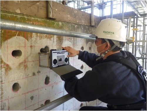 耐震補強工事現場での使用風景。コンクリートドリルで開けた穴の径と長さを測るのに使われる
