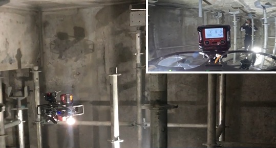 地下ピット内をデモンストレーション飛行するドローンと、ドローンから送られてきたガス検知器画面の映像（右上ワイプ）