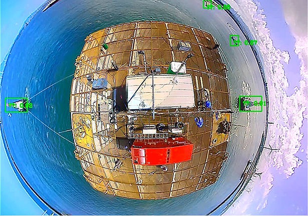 360度映像（フライングビュー）上でAIによって検知された船舶（以下の写真、資料：東洋建設）