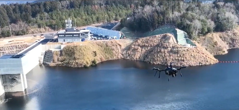 川上ダム上空を飛行するドローン（以下の写真：大林組、KDDIスマートドローン）