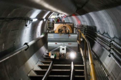 狭いシールドトンネル現場で、工事用資材を運ぶ“ミニ列車”（以下の写真、資料：アクティオ、熊谷組）