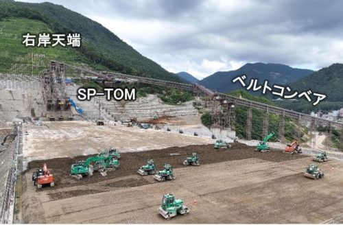 自動化施工システムによる「現場の工場化」を実現した成瀬ダムの建設現場（以下の写真、資料：鹿島）