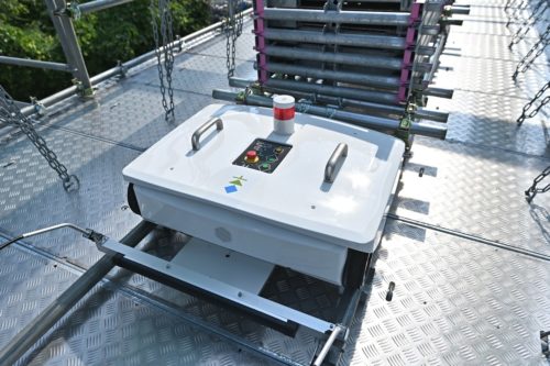 ロボットは1台28kgなので人力でも簡単に持ち上げられる