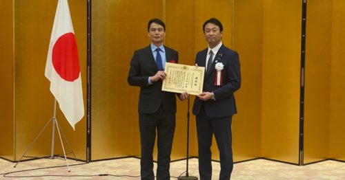 「日本スタートアップ大賞 2025」の授賞式にて。右は国土交通大臣の中野洋昌氏、左はテラドローン代表取締役社長の徳重徹氏