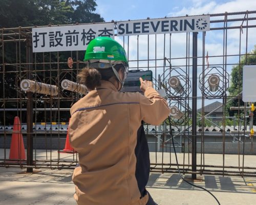 iPadで現場のスリーブを検査する様子