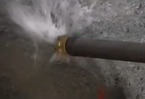 探査ボーリングを行うロッドの先端に付けられた水圧ハンマー。これで岩盤に穴を開け、孔壁を洗浄する（以下の写真、資料：大林組）