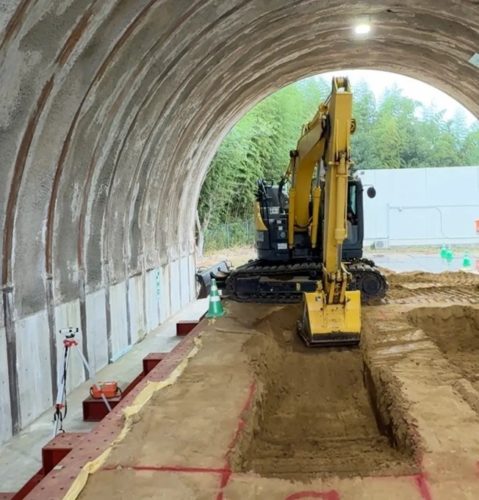 トンネル内でのバックホーによる施工イメージ。GNSSの電波が届かないので一般のマシンガイダンスシステムが使いにくい(以下の写真、資料:鉄建建設)