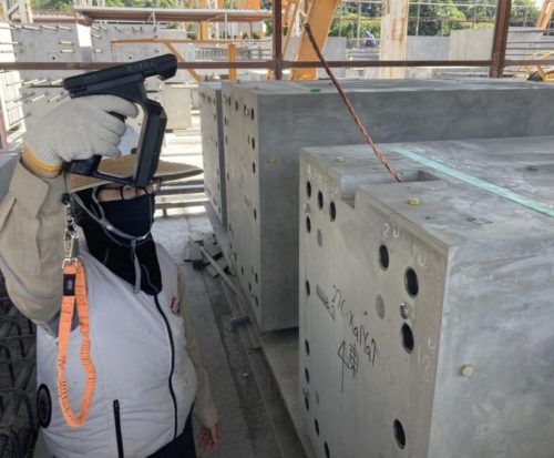 PCa部材に埋設されたRFIDタグを読み込む作業