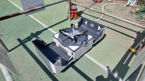 現場に設置された自動充電ポートとドローン