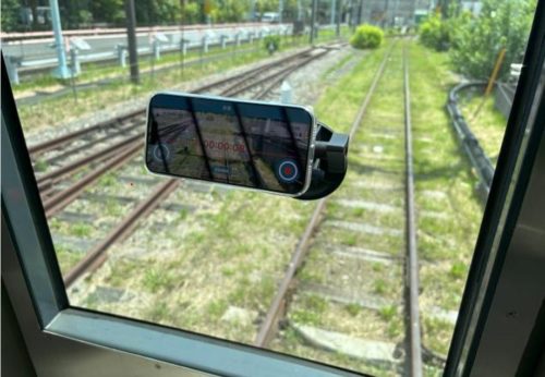 運転台の窓ガラスに吸盤で取り付けたスマホ