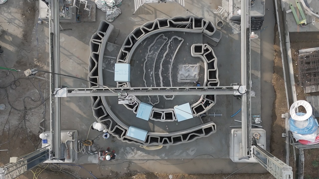 建設現場で住宅部材を造形中の3Dプリンター