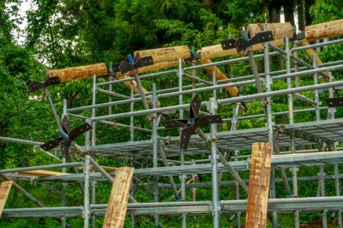 3Dプリンター製のステンレスジョイントは所定の位置に足場材で支えられ、木材をつないでいく