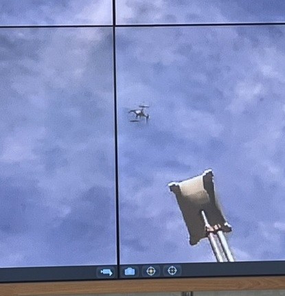 宮崎県西米良村の現場を飛行するドローン。右下はStarlink衛星と通信するアンテナ(以下の写真:旭建設)