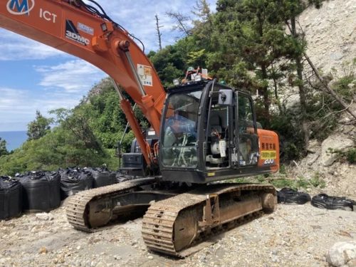 遠隔操作仕様のバックホー（写真：EIZO）