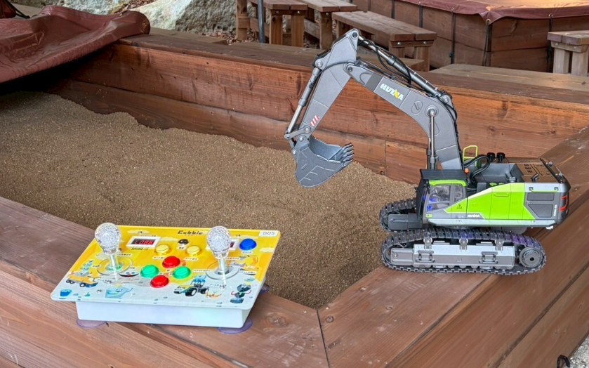 砂の中から化石や水晶を掘りあてる「発掘ショベル!」に使われるラジコン建機とコントローラー
