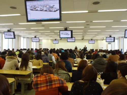 2012年12月5日、関西大学総合学部で内田氏と小林氏が講師を務めた「建築業界とBIM」と題した特別講義。教室には約200人が集まった（写真：家入龍太）