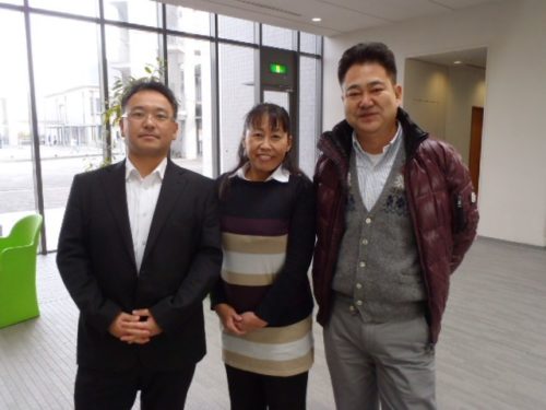 講義後の内田氏（左）と小林氏（中央）と、講義を企画した関西大学の田中成典教授（右）。13年前の写真なので皆さん、お若いです（写真：家入龍太）