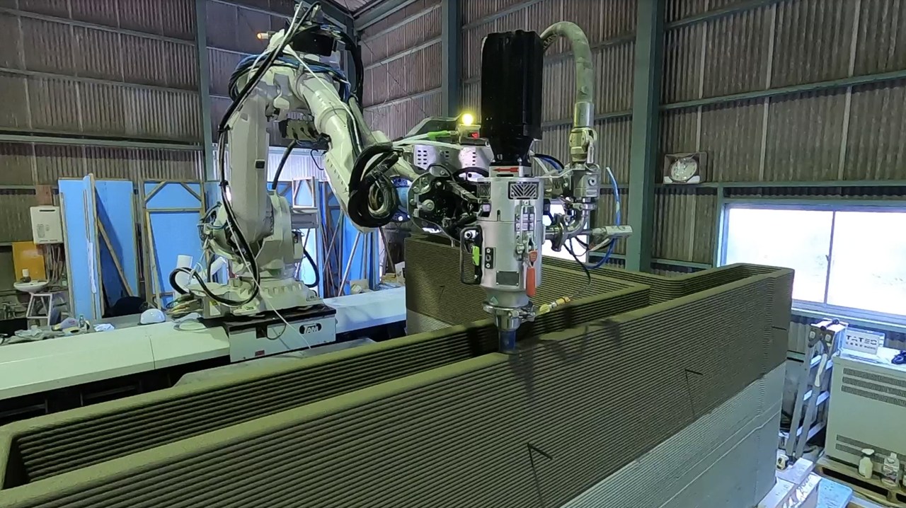 3Dプリンターで造形中の壁部材