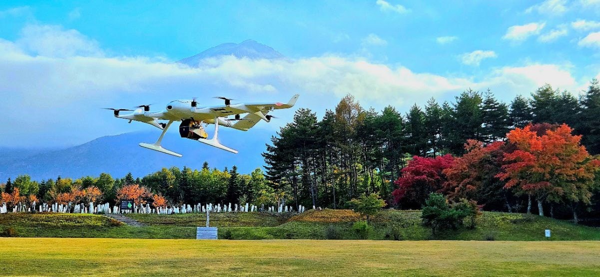 垂直離着陸が可能な固定翼ドローン「Wingcopter198」の飛行風景。ドローン用3Dスキャナー「Voyager」を搭載している(写真:パスコ)