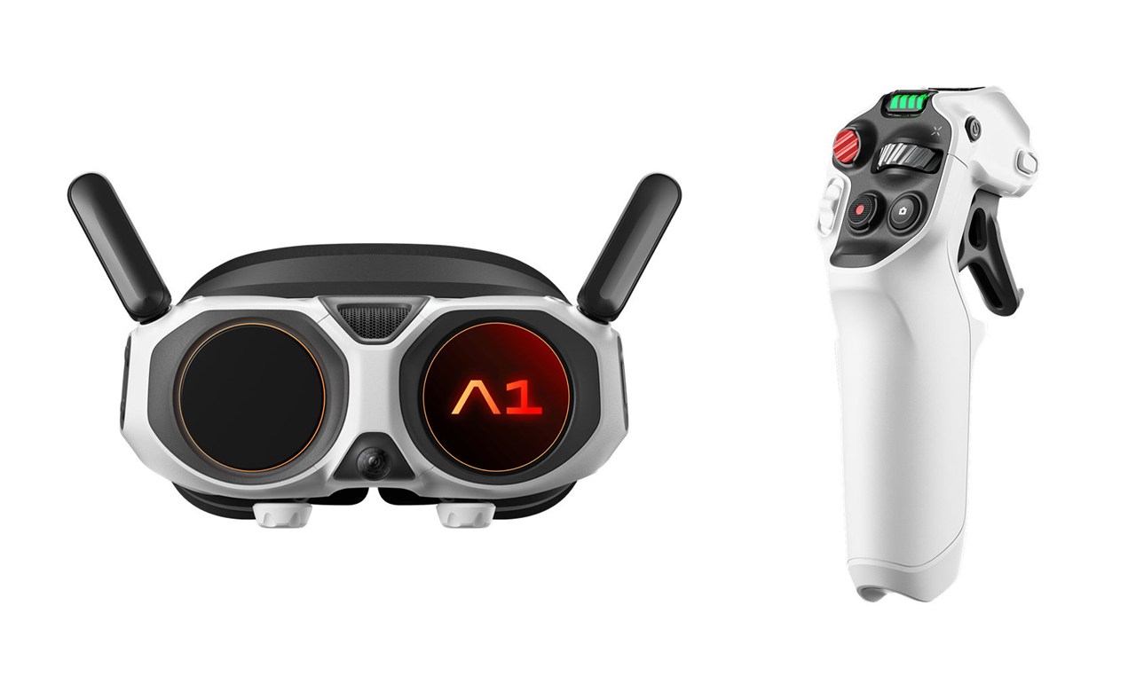 操縦に使用する専用VRゴーグルとグリップモーションコントローラー